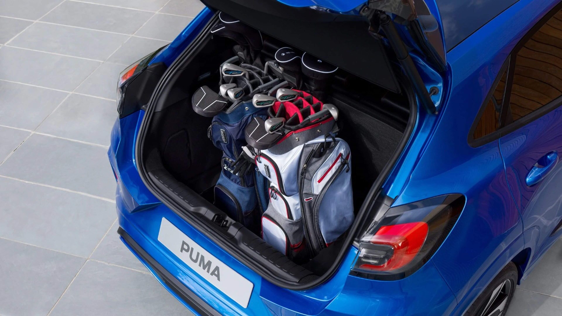 i Ford Puma får du plats med två golfbagar. Rymligt bagageutrymme för golfbagen.